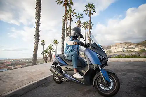 Scooter thermique vs scooter électrique : lequel choisir selon votre usage ?