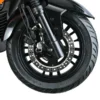 Détail de la roue avant du scooter électrique Pink Mobility Pink Fly Phase 3 avec frein à disque hydraulique et ABS