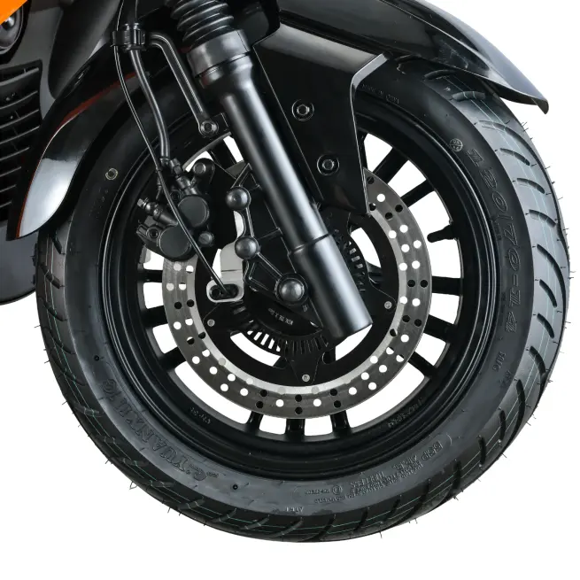 Détail de la roue avant du scooter électrique Pink Mobility Pink Fly Phase 3 avec frein à disque hydraulique et ABS