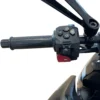 f77-mach-2-jaune-g2r-commodo-gauche Poignée gauche du guidon de la moto électrique Ultraviolette F77 Mach 2 avec commandes de clignotants et avertisseur sonore.