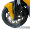 f77-mach-2-jaune-g2r-roue Détail de la roue avant de la moto électrique Ultraviolette F77 Mach 2 avec frein à disque et système ABS double canal.