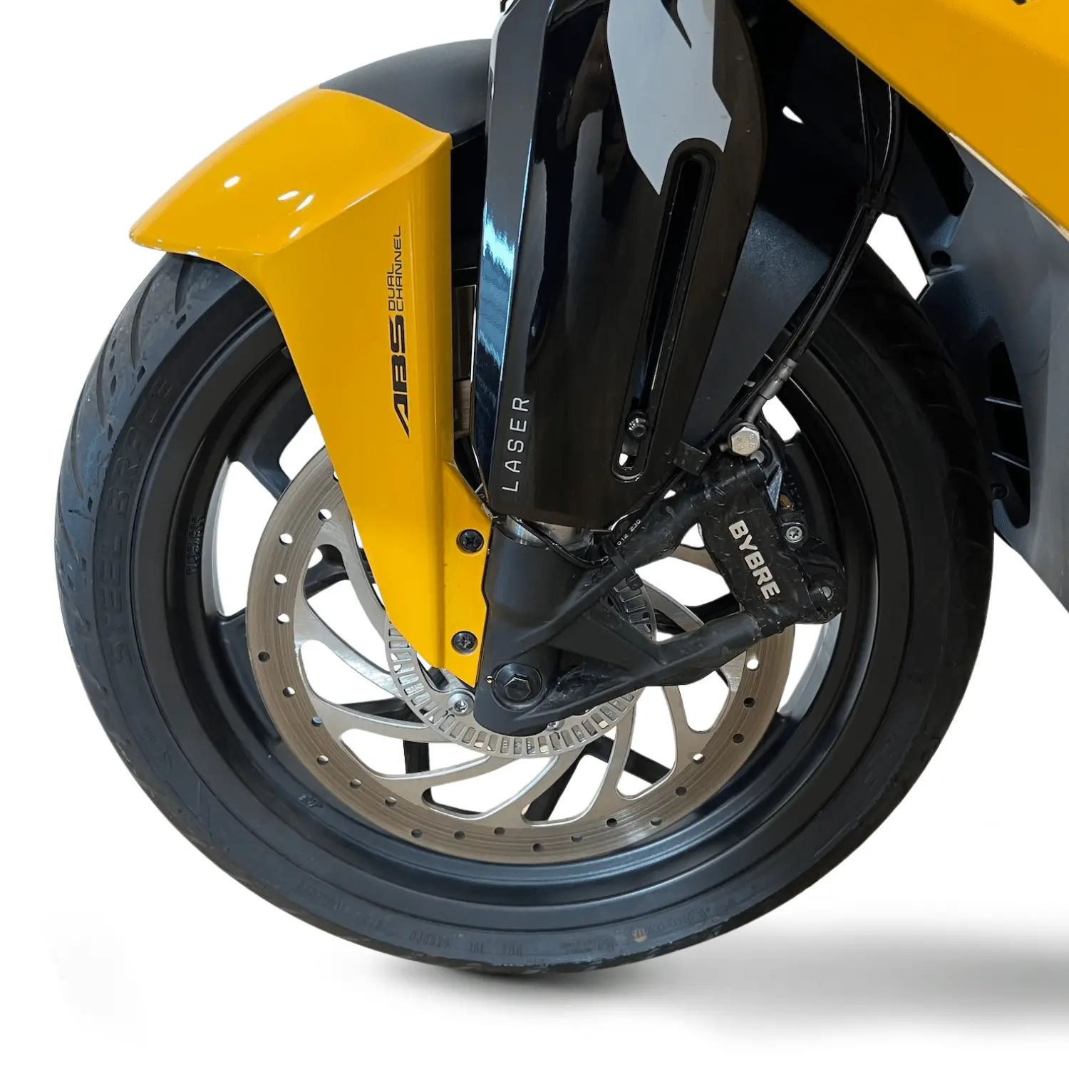 f77-mach-2-jaune-g2r-roue Détail de la roue avant de la moto électrique Ultraviolette F77 Mach 2 avec frein à disque et système ABS double canal.
